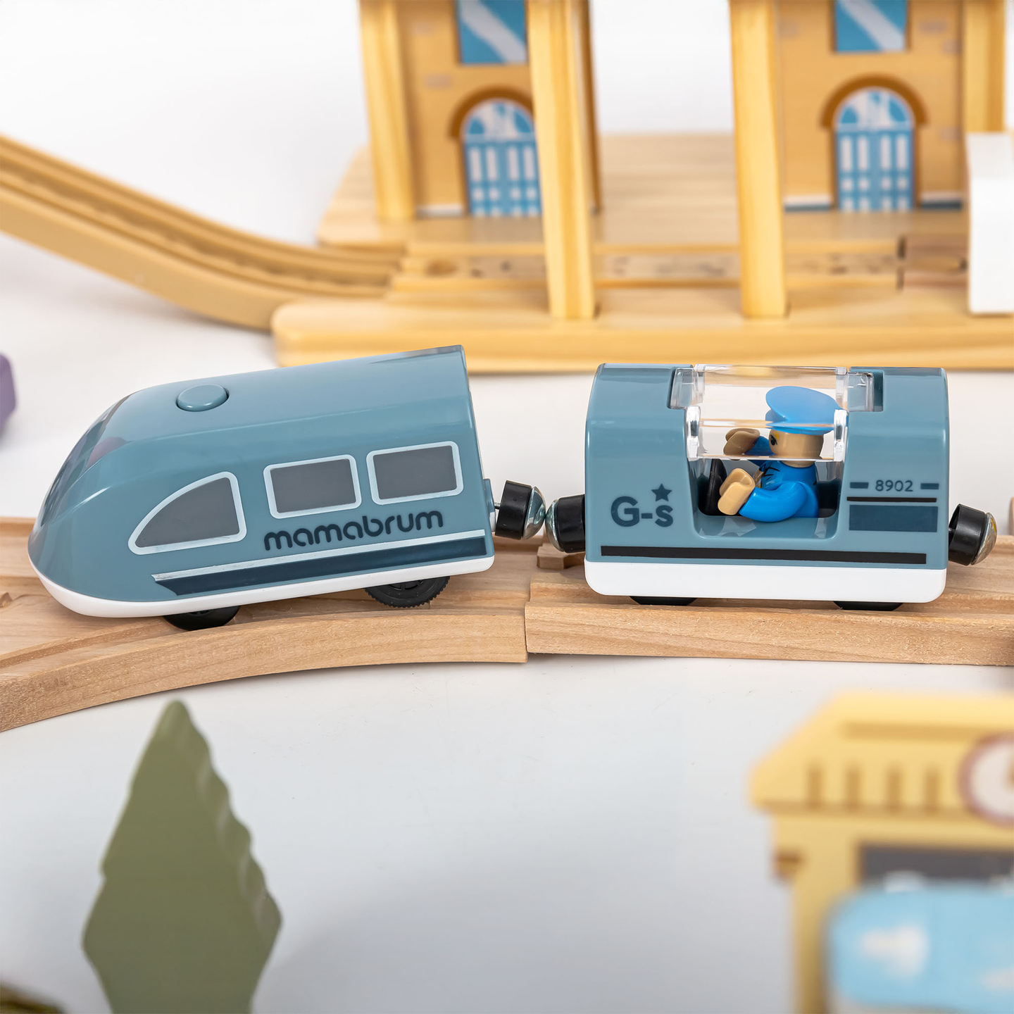 Ferrocarril urbano de madera con tren eléctrico: grúa móvil, barco, puentes