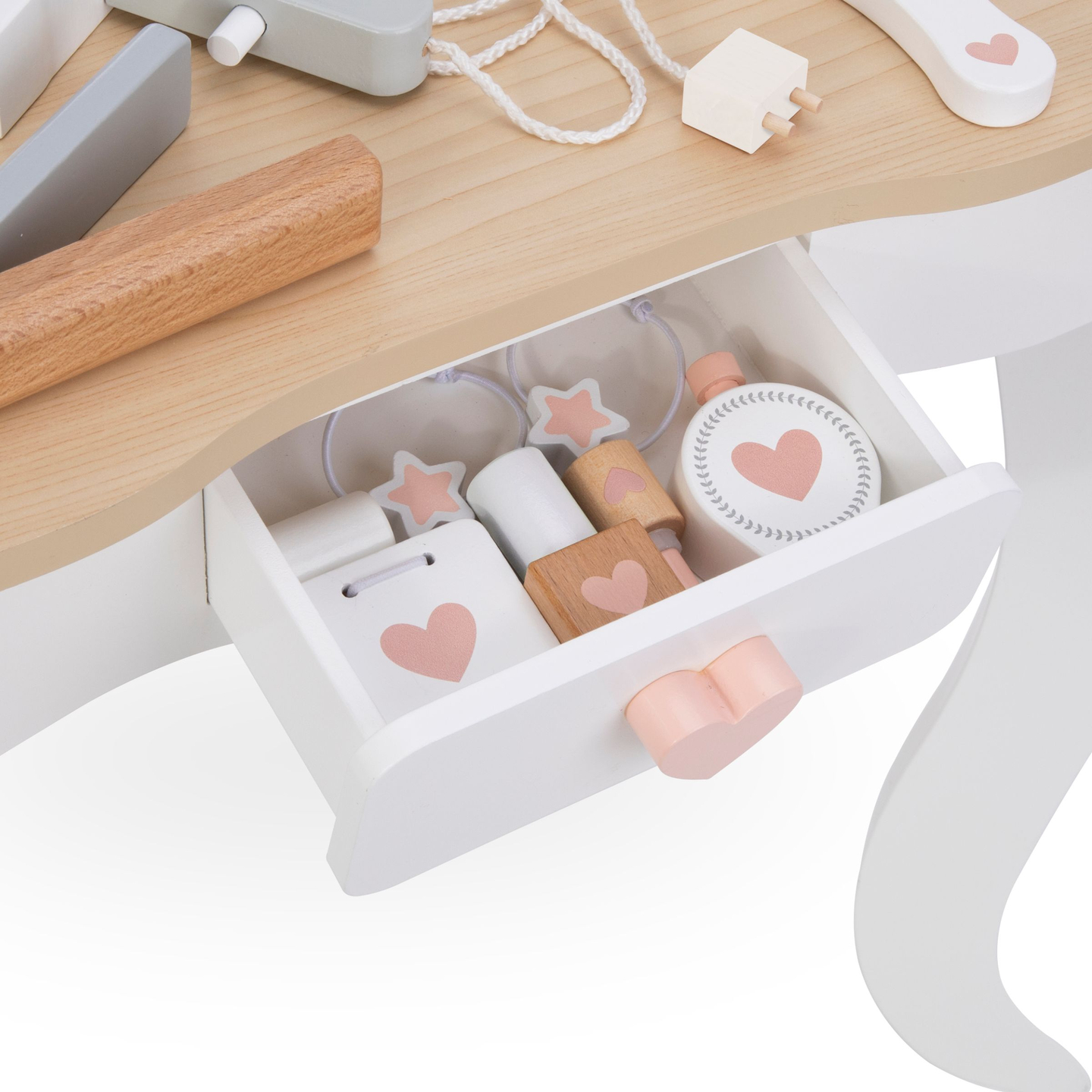 Tocador de madera con taburete y accesorios.