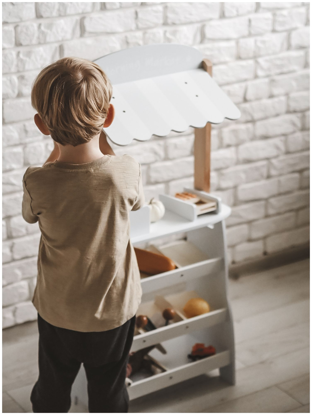 Tienda de comestibles: un puesto de madera con cajas, una caja registradora y una terminal