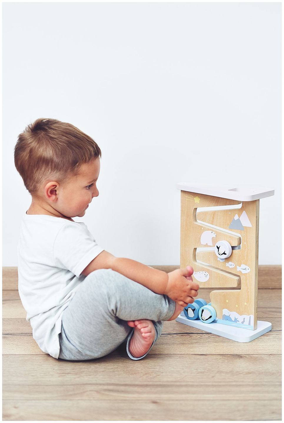 Tablero de manipulación sensorial de madera de doble cara.