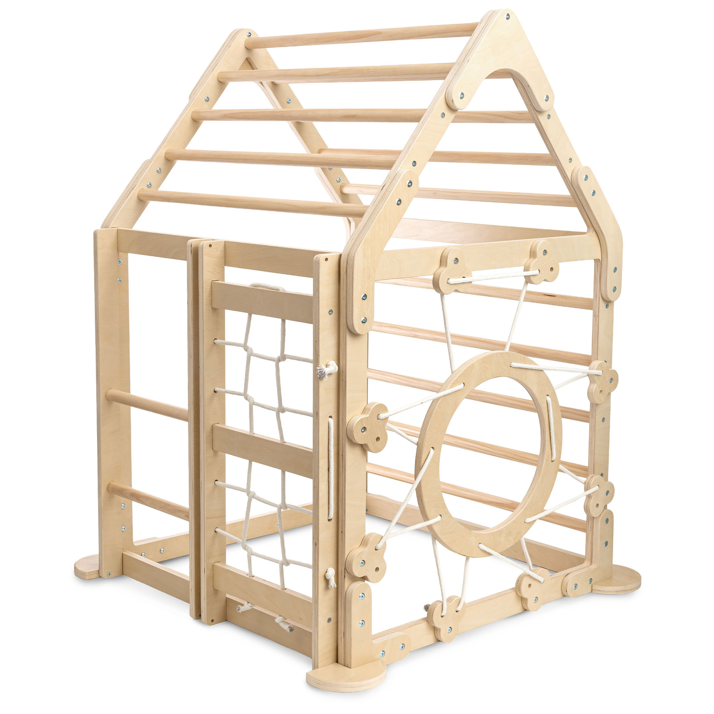 Parque infantil interior de madera: una casa con escaleras y tobogán.