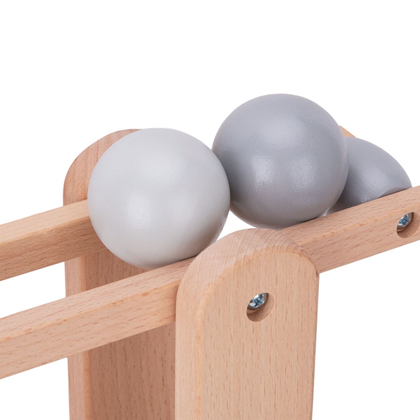 Una gran pista de bolas de madera: un tobogán con elementos giratorios