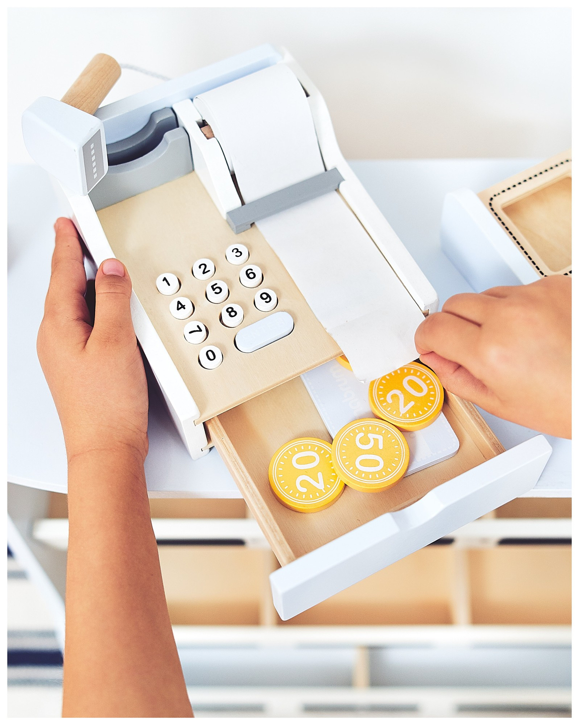 Tienda de comestibles: un puesto de madera con cajas, una caja registradora y una terminal