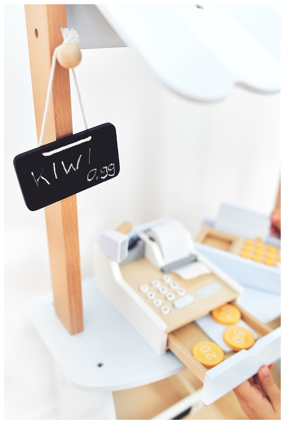 Tienda de comestibles: un puesto de madera con cajas, una caja registradora y una terminal