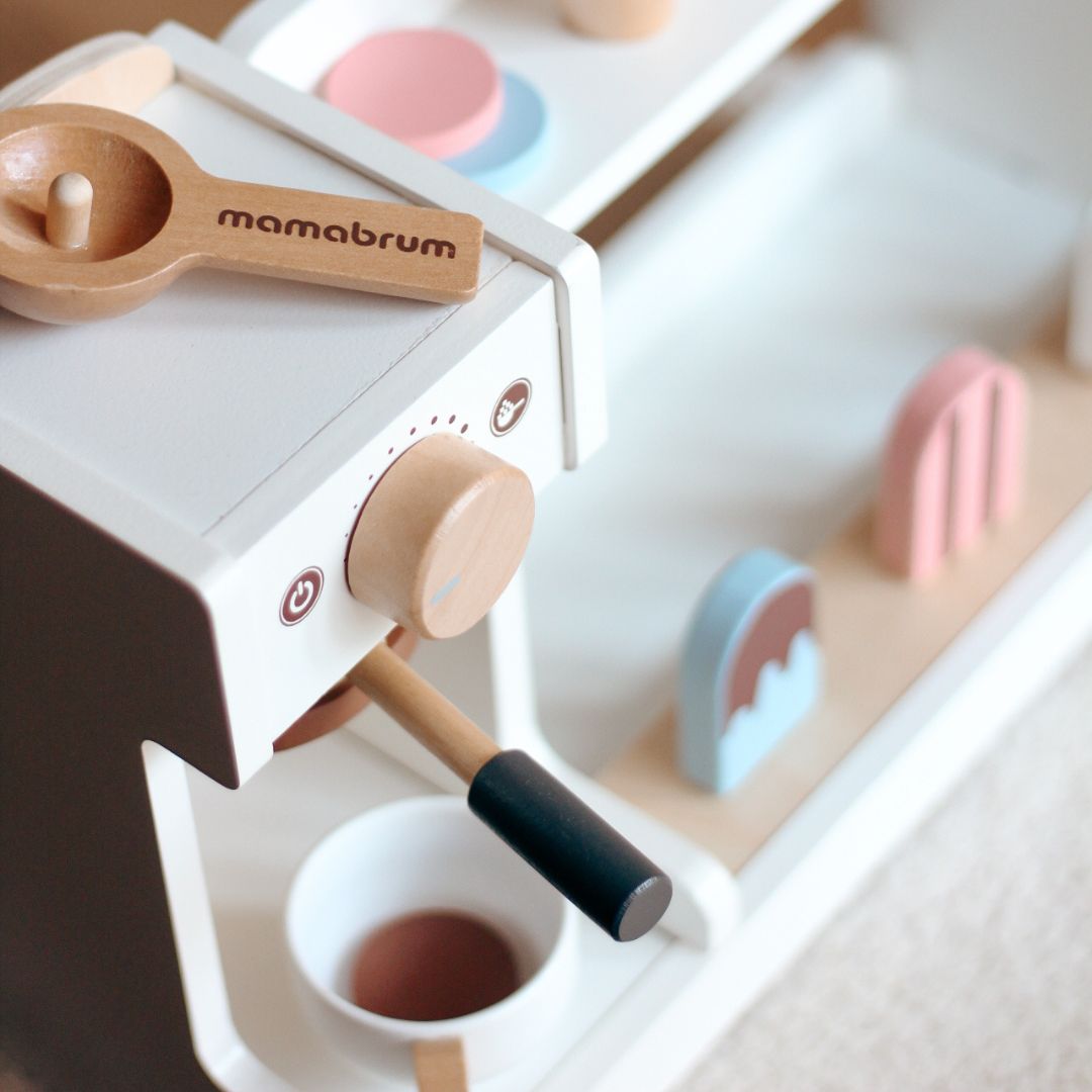 Heladería de madera con cafetera - cafetería con accesorios