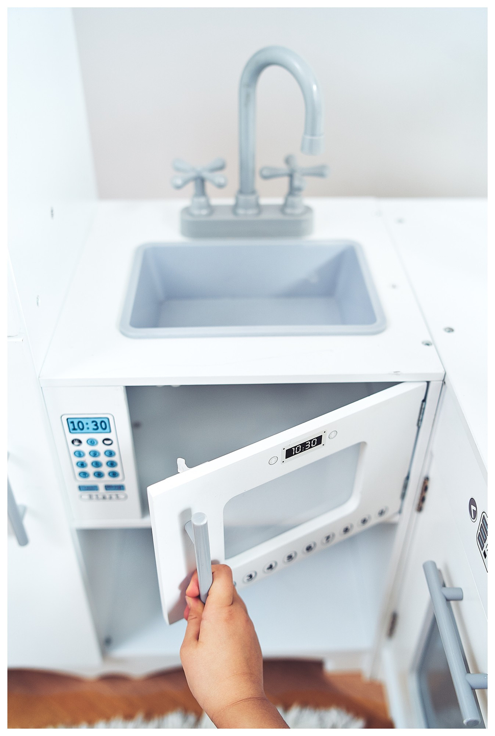 Cocina esquinera de madera XXXL con frigorífico, horno, lavadora, delantal y accesorios.