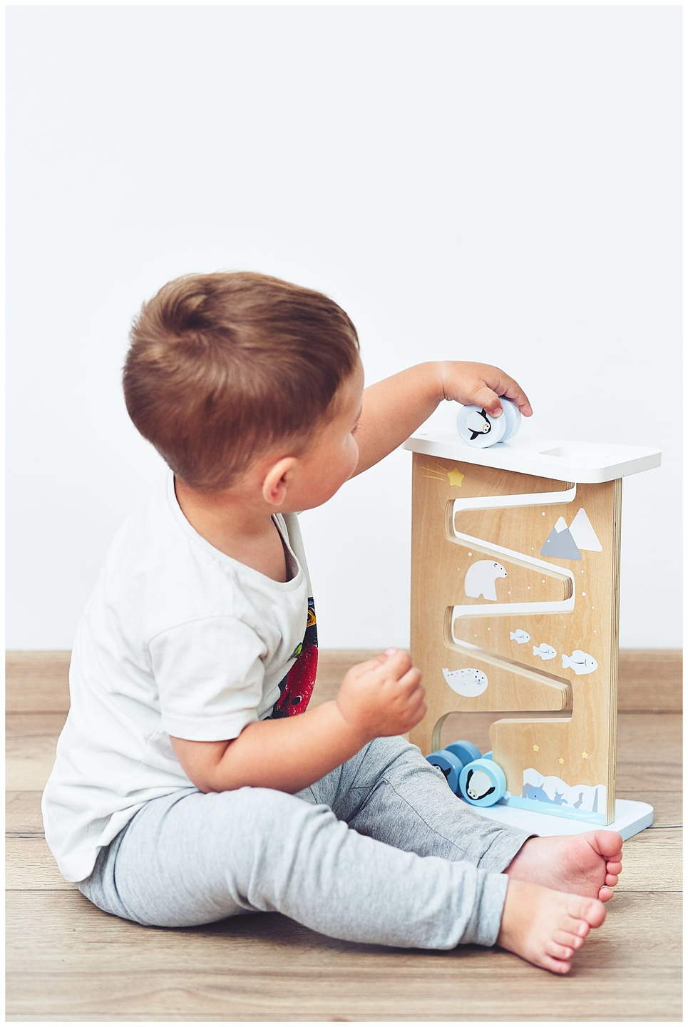 Tablero de manipulación sensorial de madera de doble cara.