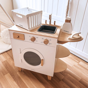 Lavadora de madera con plancha, cesta y detergente líquido