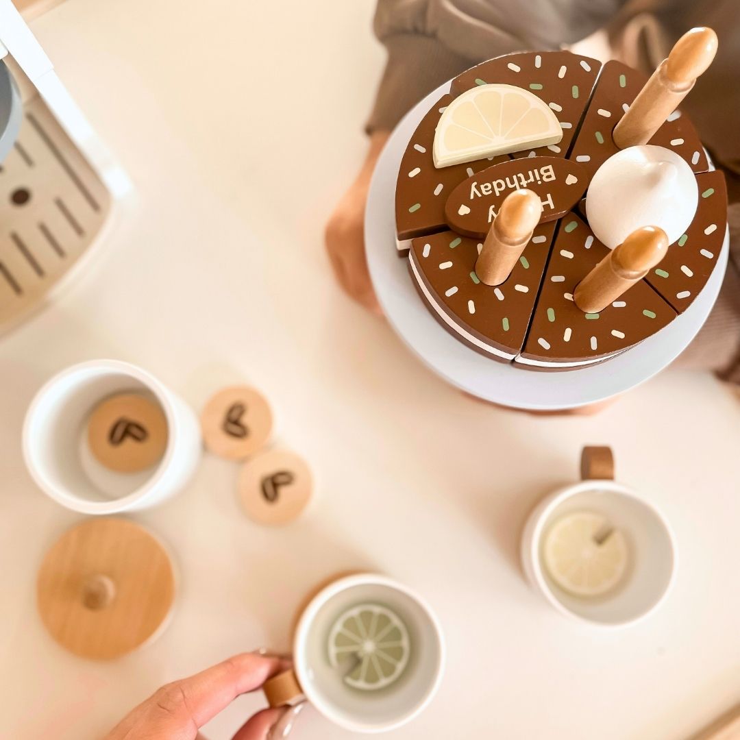 Pastel de cumpleaños de madera para cortar.