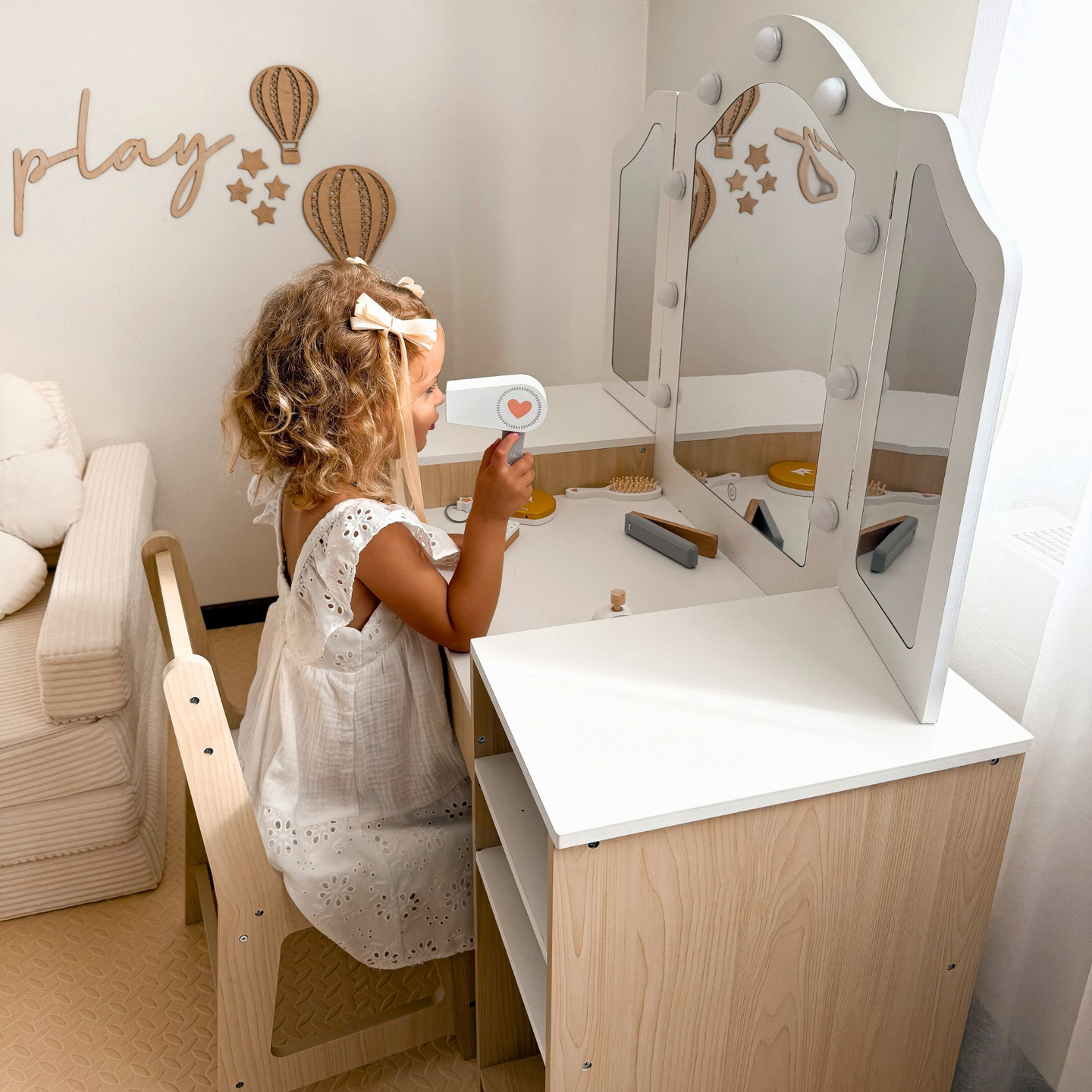 Tocador infantil de madera con silla, accesorios e iluminación LED