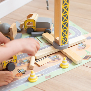 Sitio de construcción de madera con grandes grúas móviles y vehículos, grúa torre