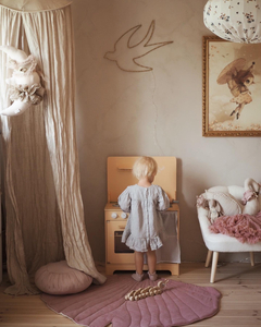 Cocina de madera con delantal, complementos e iluminación LED.