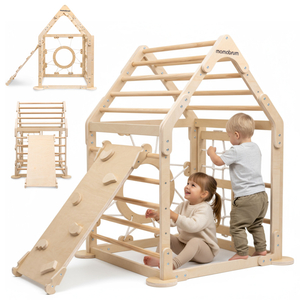 Parque infantil interior de madera: una casa con escaleras y tobogán.
