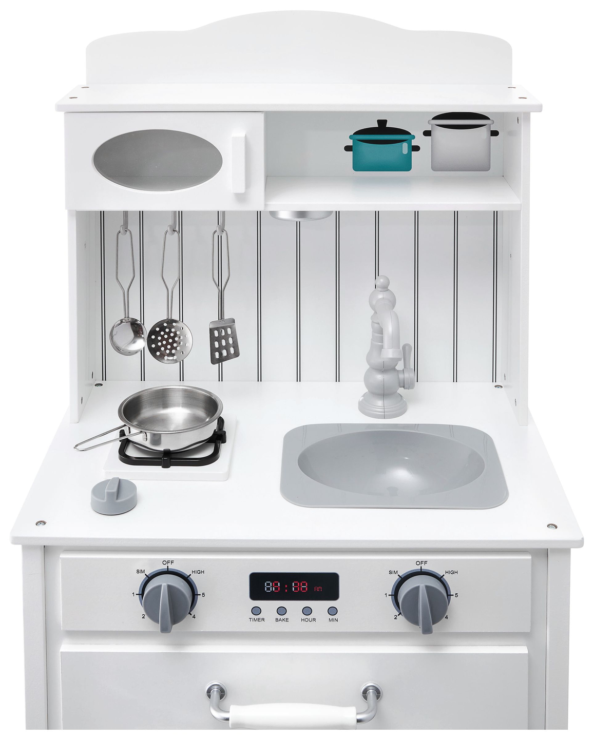 Cocina de madera blanca con delantal, accesorios y lámpara LED.