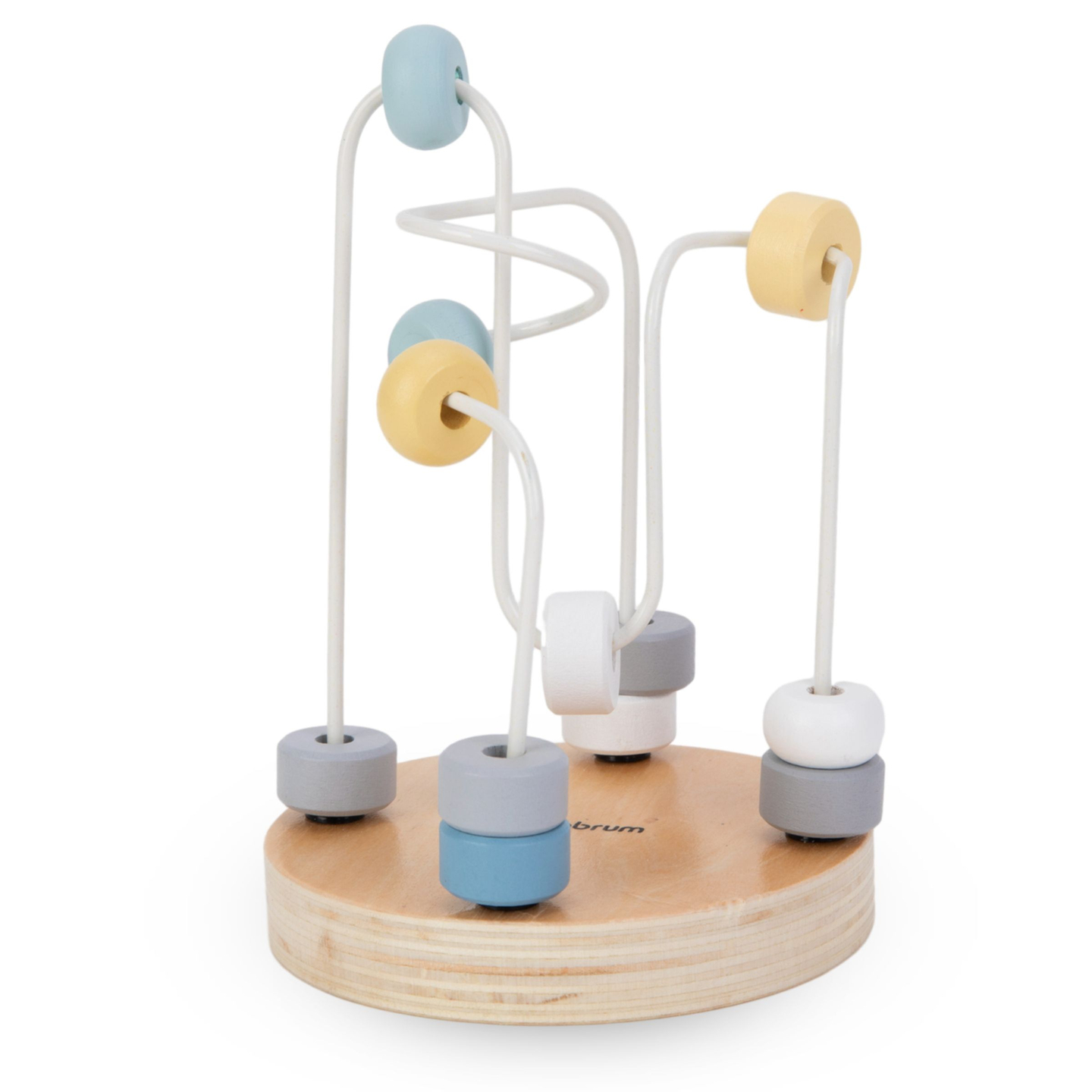 Un juego de juguetes de madera: un entrelazado de colores, una pirámide de focas y un clasificador de ositos de peluche.