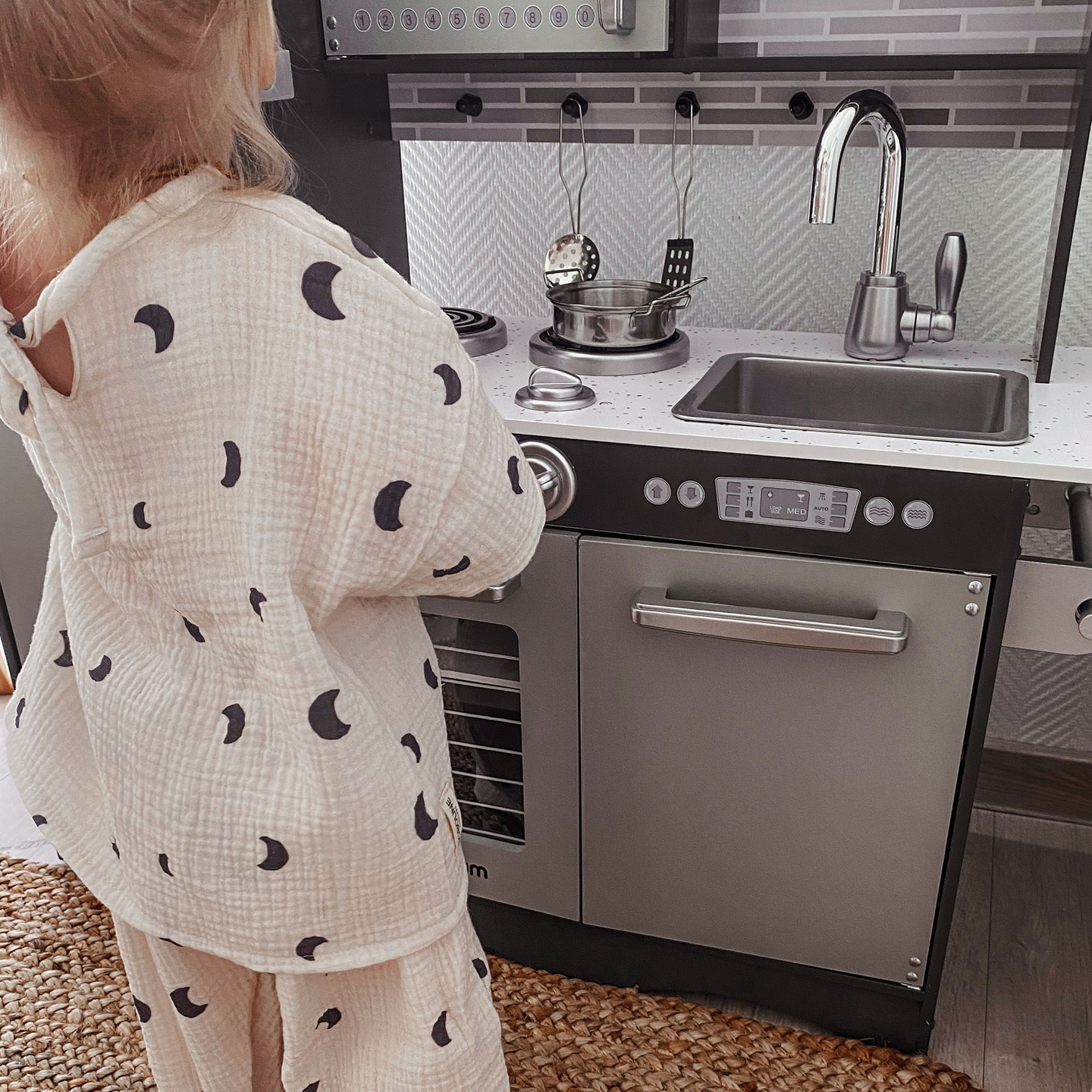 Cocina XXL de madera con iluminación LED, delantal y accesorios.