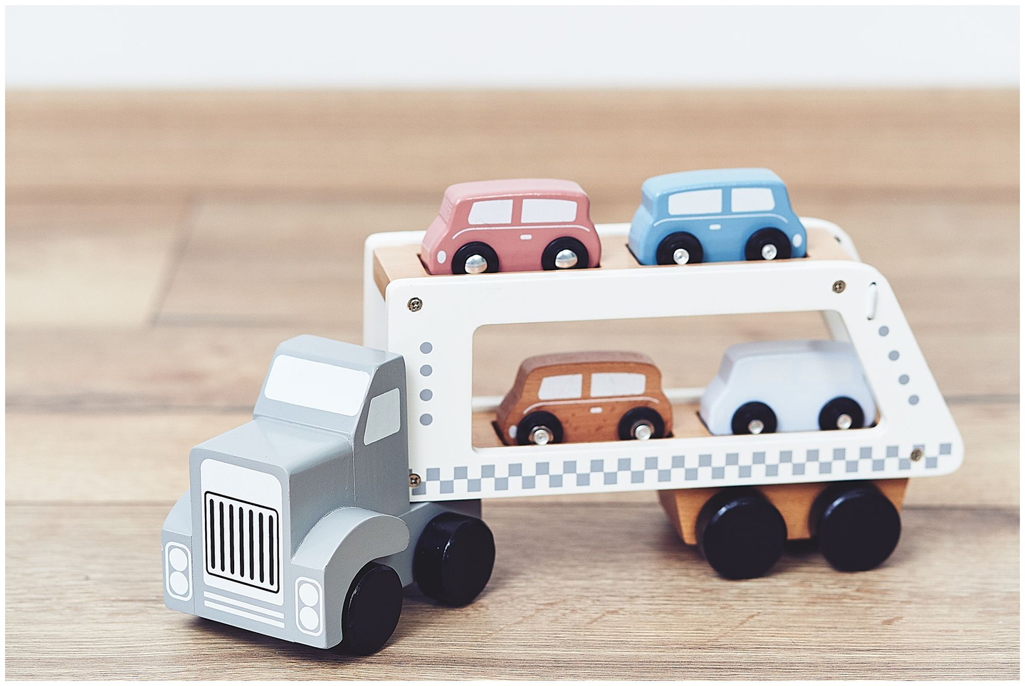 Camión de madera - semirremolque con 4 coches.