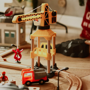 Ferrocarril de madera, tren de baterías - Ciudad: vías, coches, puente, aeropuerto