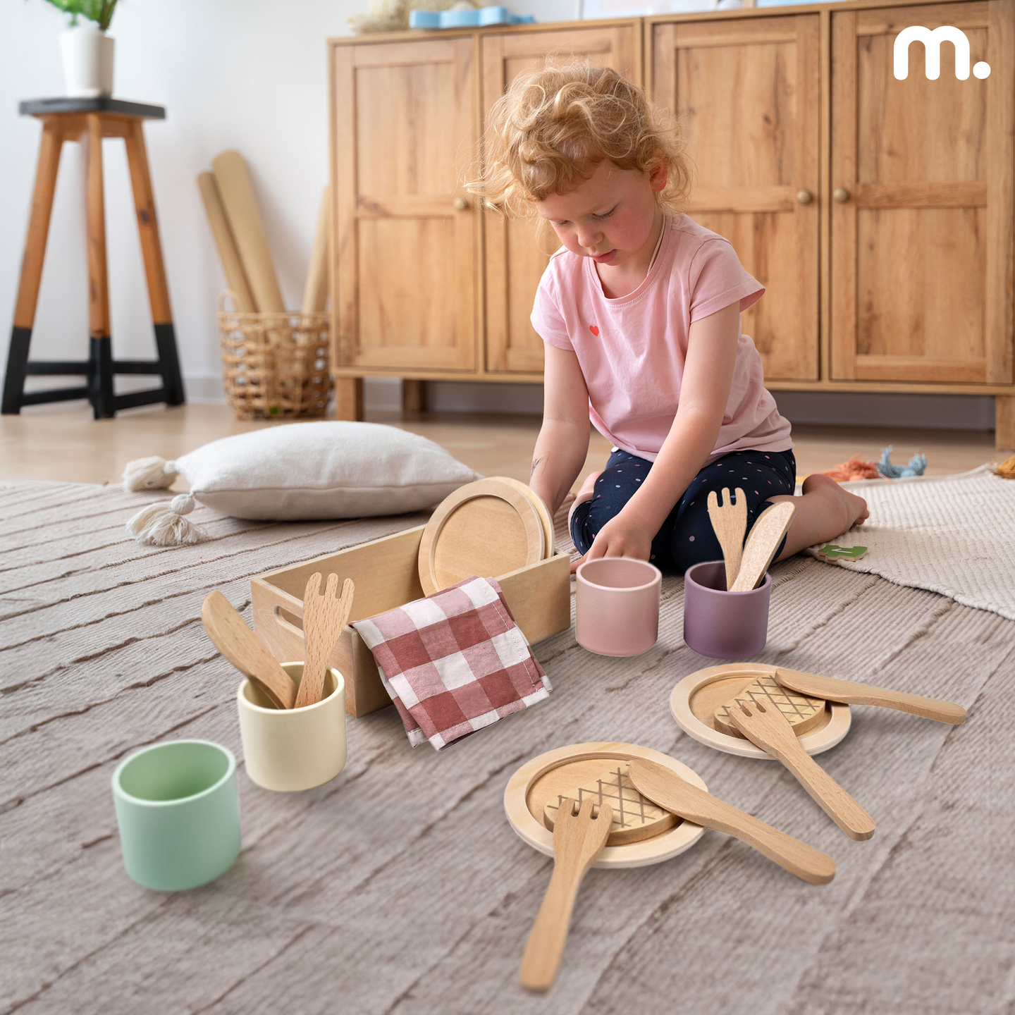 Vajilla infantil de madera con manteles individuales rojos
