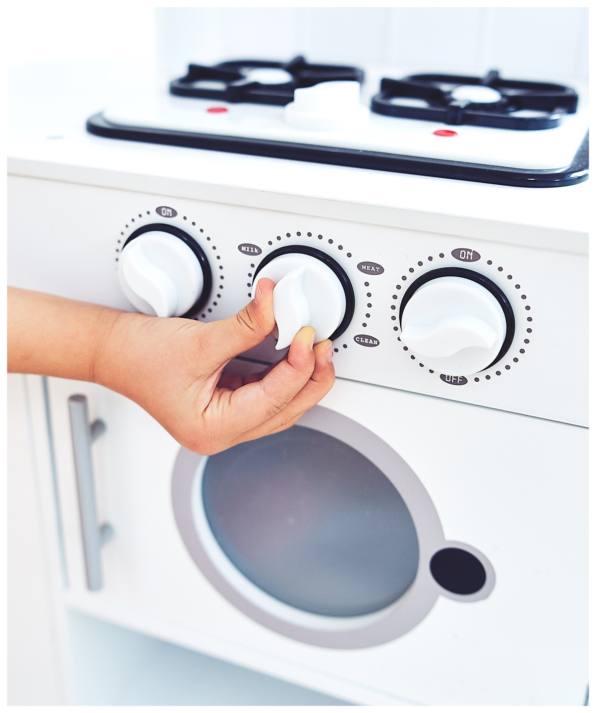 Cocina esquinera de madera XXXL con frigorífico, horno, lavadora, delantal y accesorios.