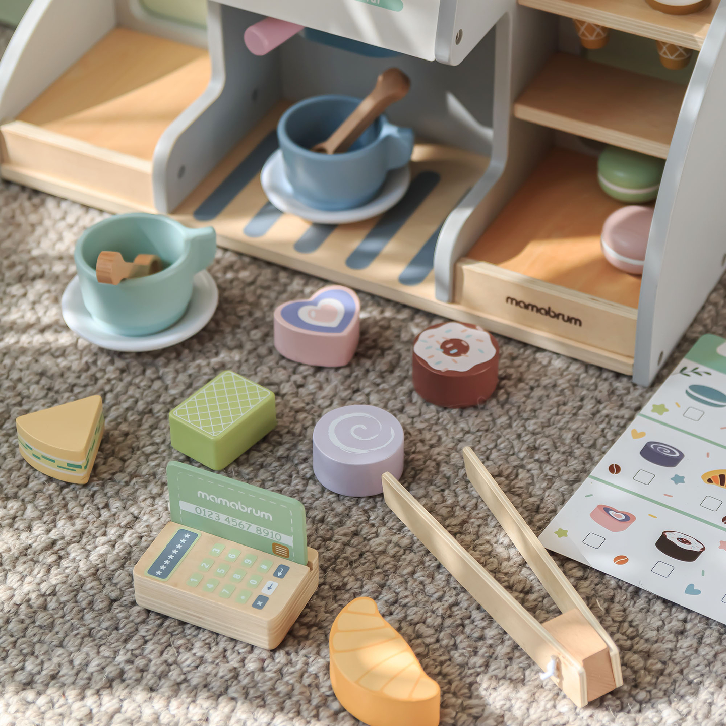 Una gran heladería de madera con pizarra magnética, cafetera y juego de helados y postres: ¡más de 70 piezas!