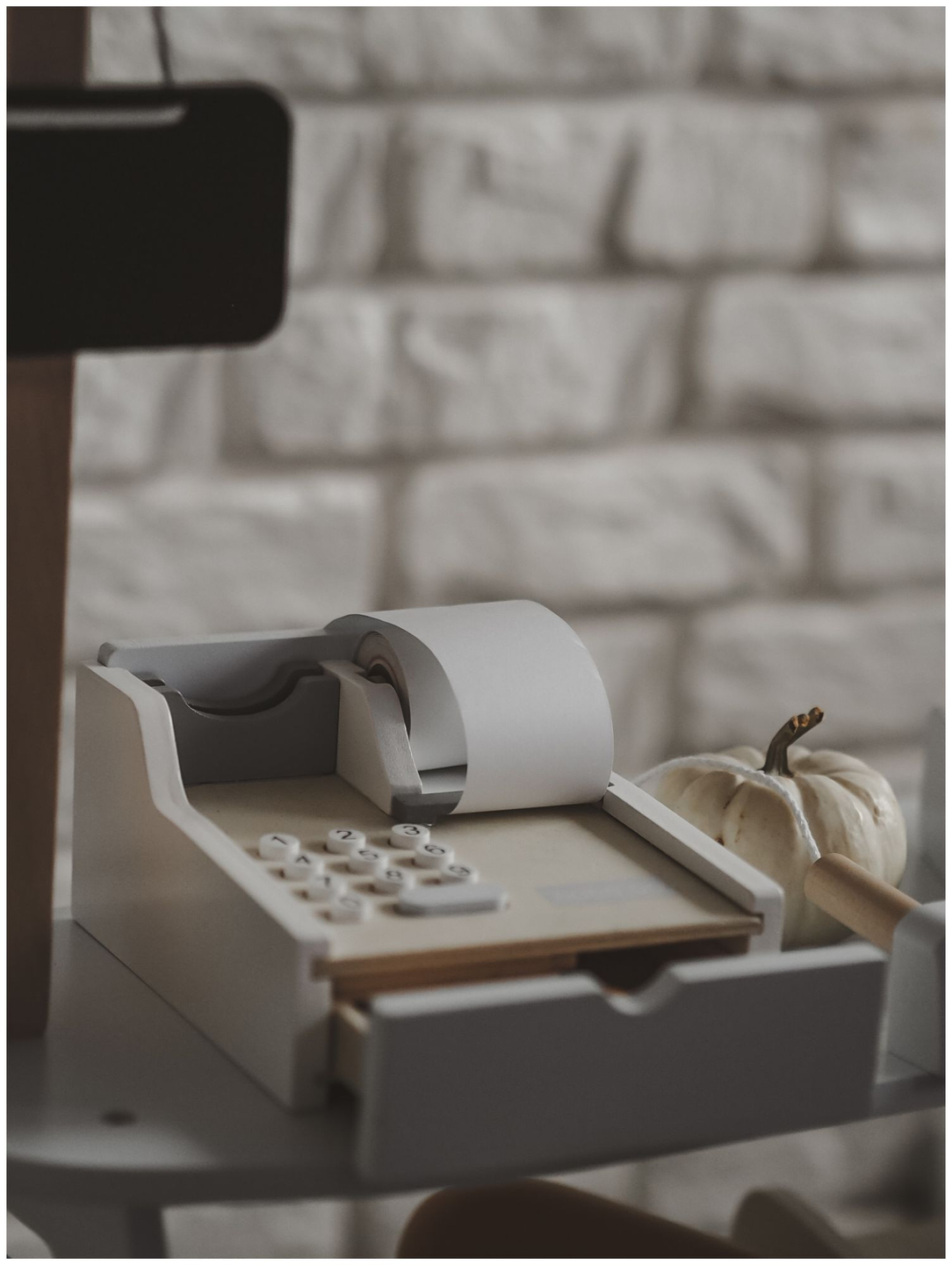 Tienda de comestibles: un puesto de madera con cajas, una caja registradora y una terminal