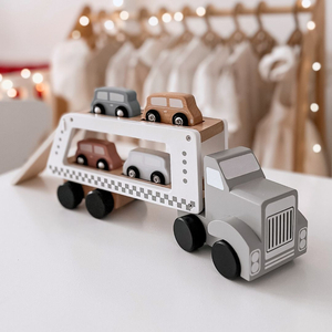 Camión de madera - semirremolque con 4 coches.