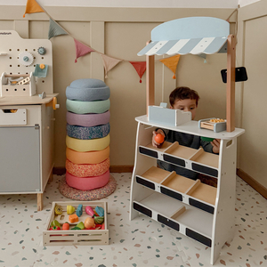 Tienda de comestibles: un puesto de madera con cajas, una caja registradora y una terminal