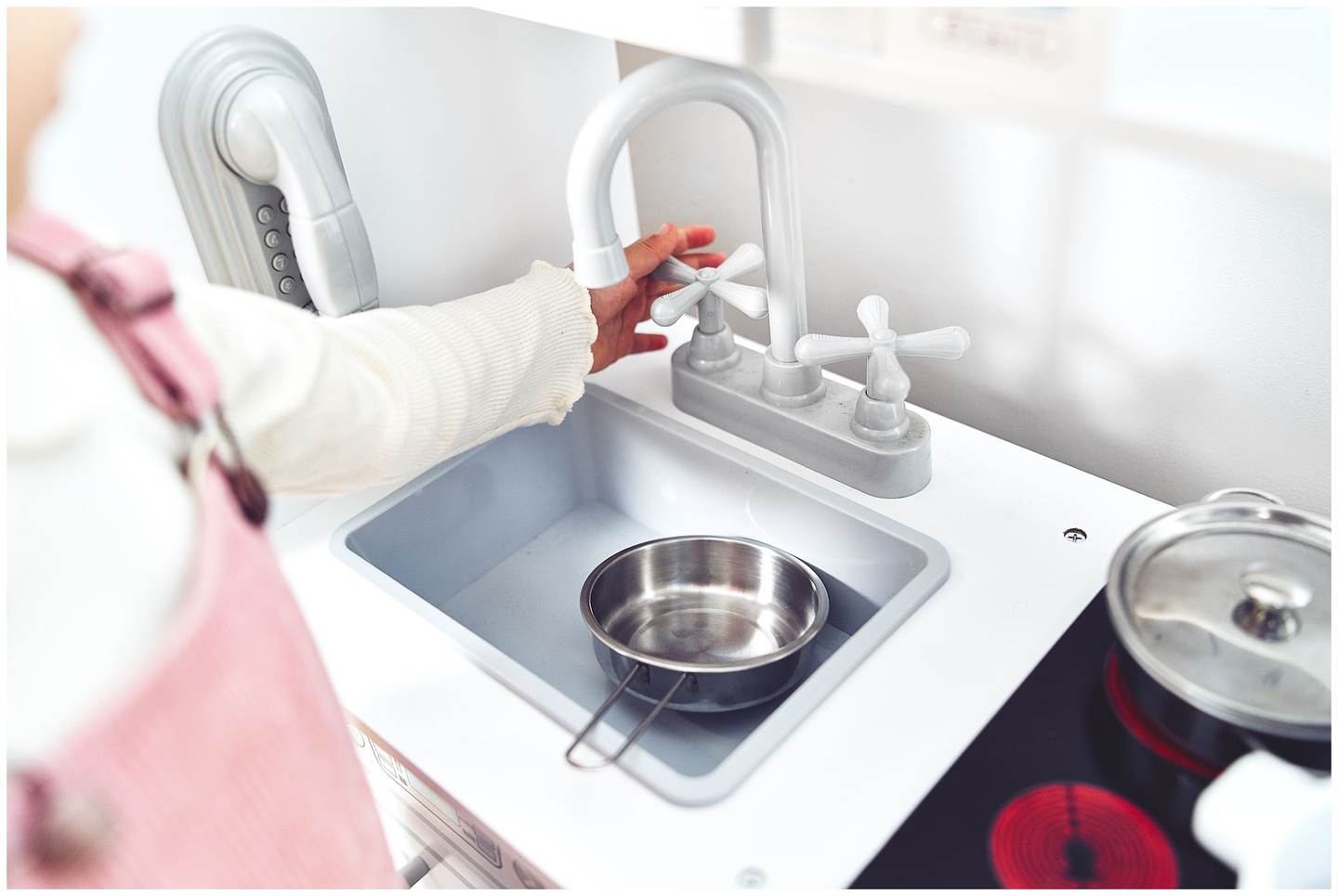 Grandes accesorios de cocina blancos de madera y delantal.