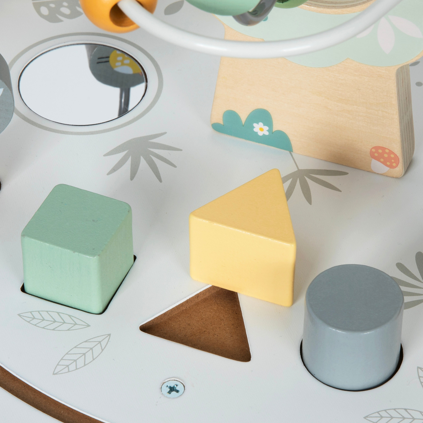 Mesa educativa redonda de madera con tren magnético y lanzador de cuentas.