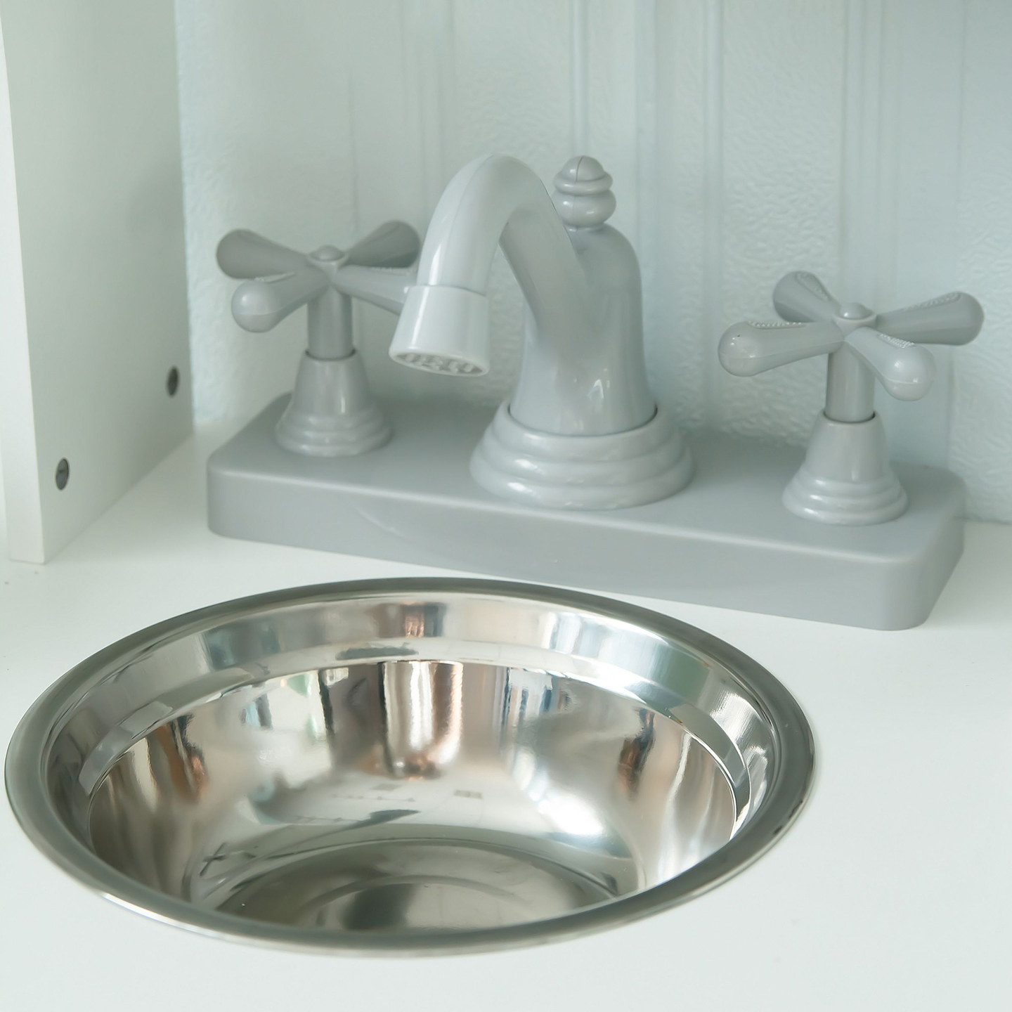 Cocina infantil de madera con microondas