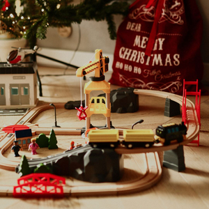 Ferrocarril de madera, tren de baterías - Ciudad: vías, coches, puente, aeropuerto