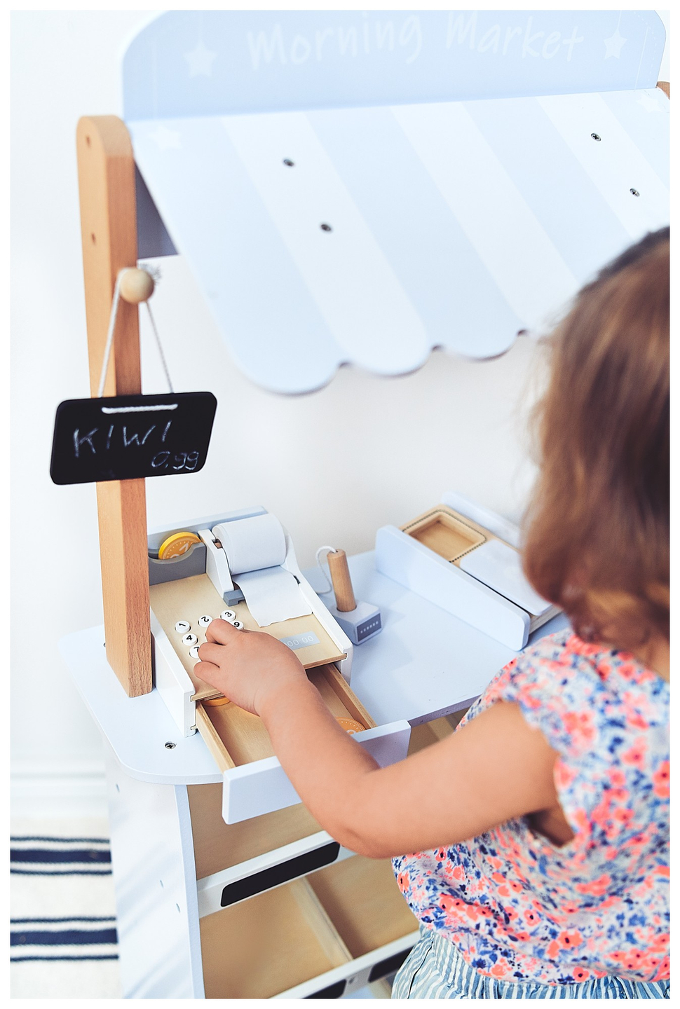 Tienda de comestibles: un puesto de madera con cajas, una caja registradora y una terminal