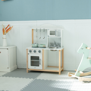 Cocina infantil de madera con microondas