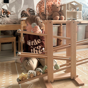 Una gran pista de bolas de madera: un tobogán con elementos giratorios