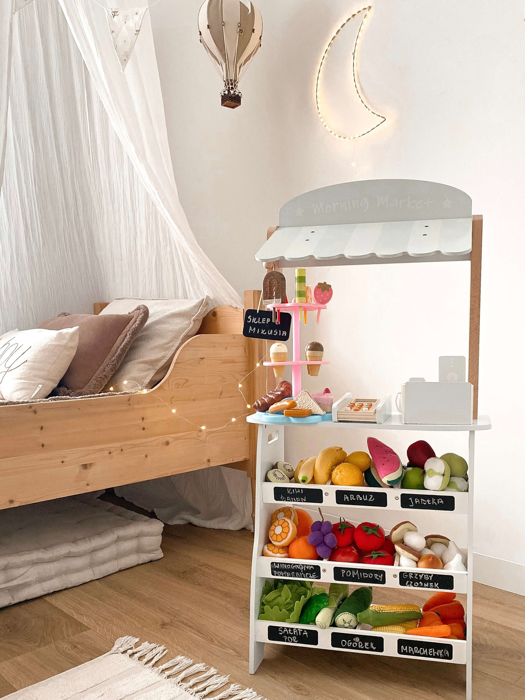 Tienda de comestibles: un puesto de madera con cajas, una caja registradora y una terminal