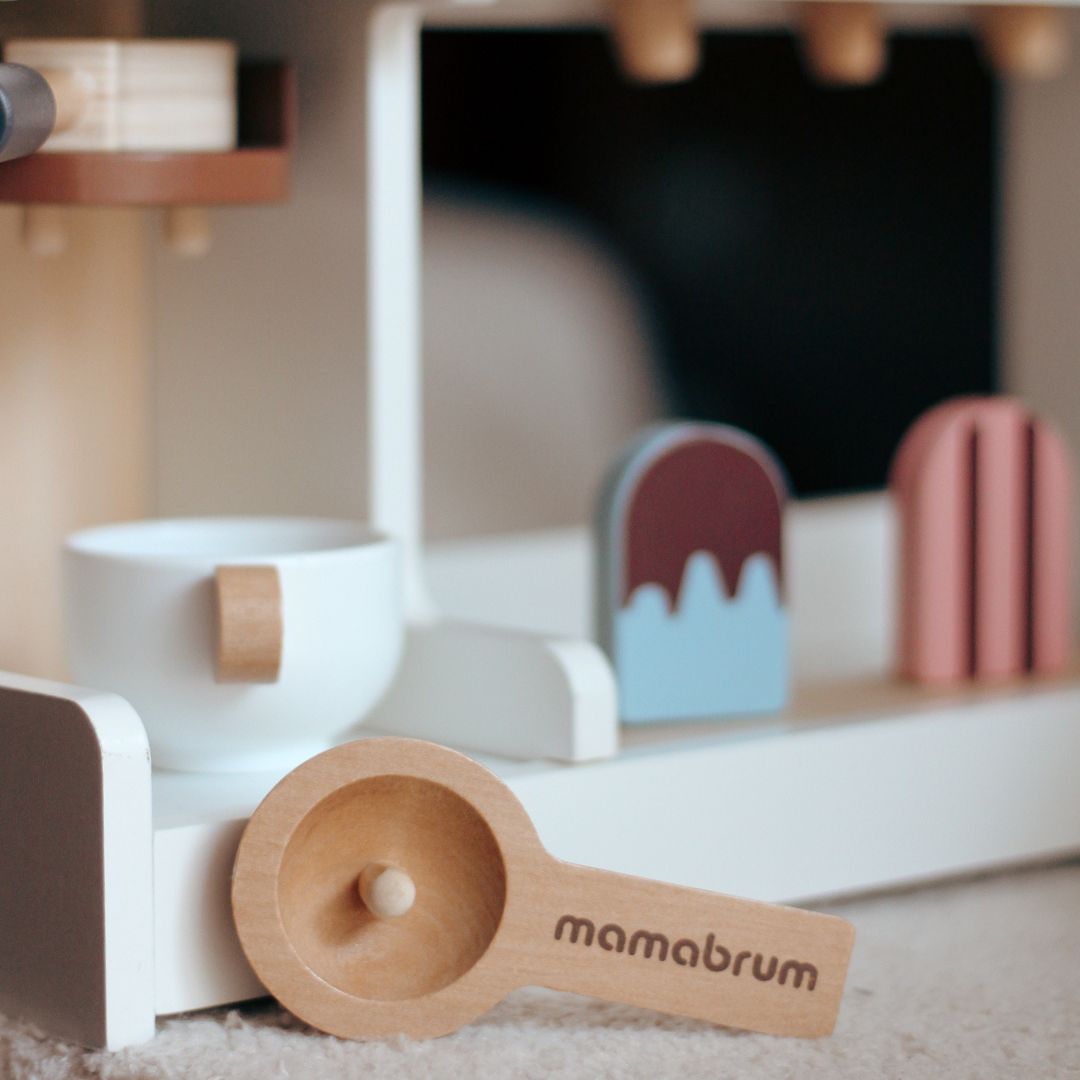 Heladería de madera con cafetera - cafetería con accesorios