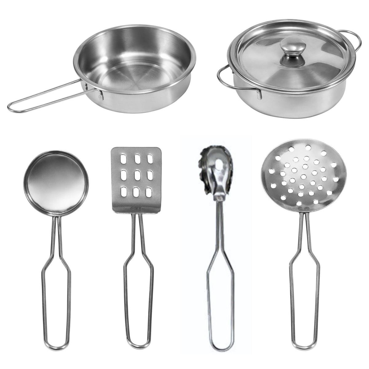 Cocina blanca de madera con accesorios y delantal