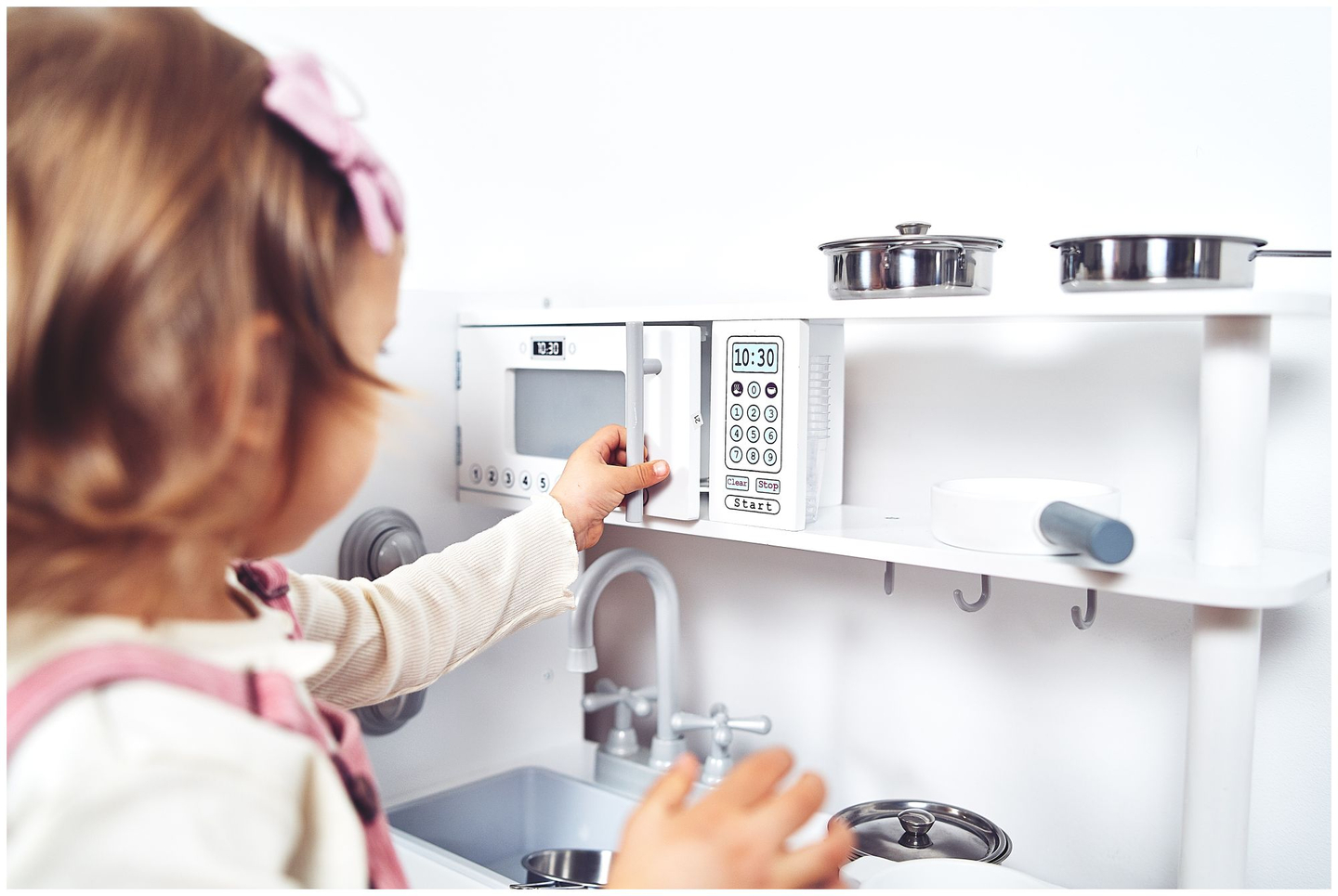 Grandes accesorios de cocina blancos de madera y delantal.