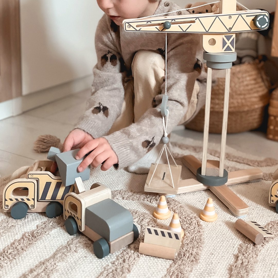 Sitio de construcción de madera con grandes grúas móviles y vehículos, grúa torre