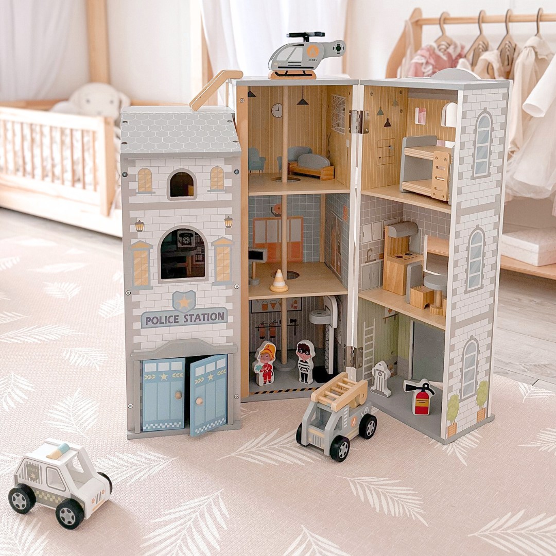 Gran parque de bomberos plegable con comisaría de policía - juego de madera. Bomberos y comisaría de policía con accesorios.