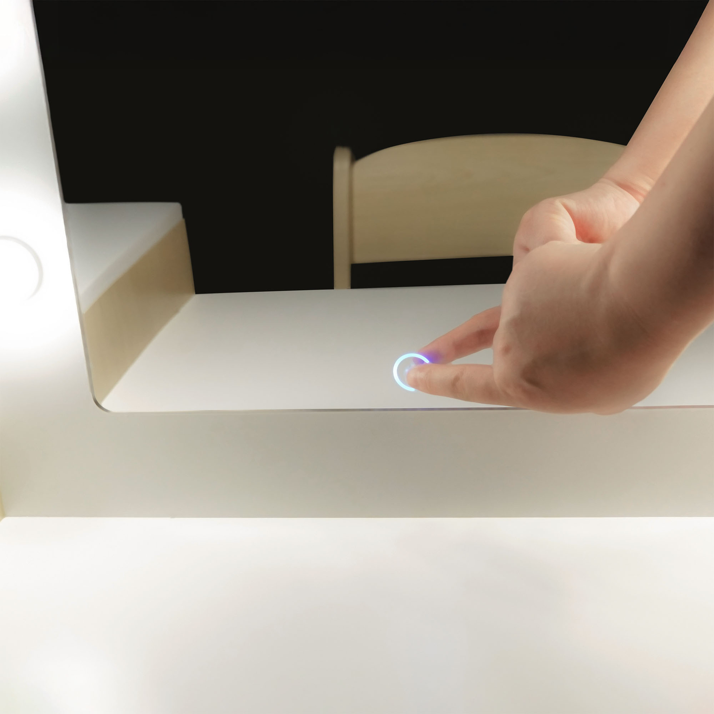 Tocador infantil de madera con silla, accesorios e iluminación LED