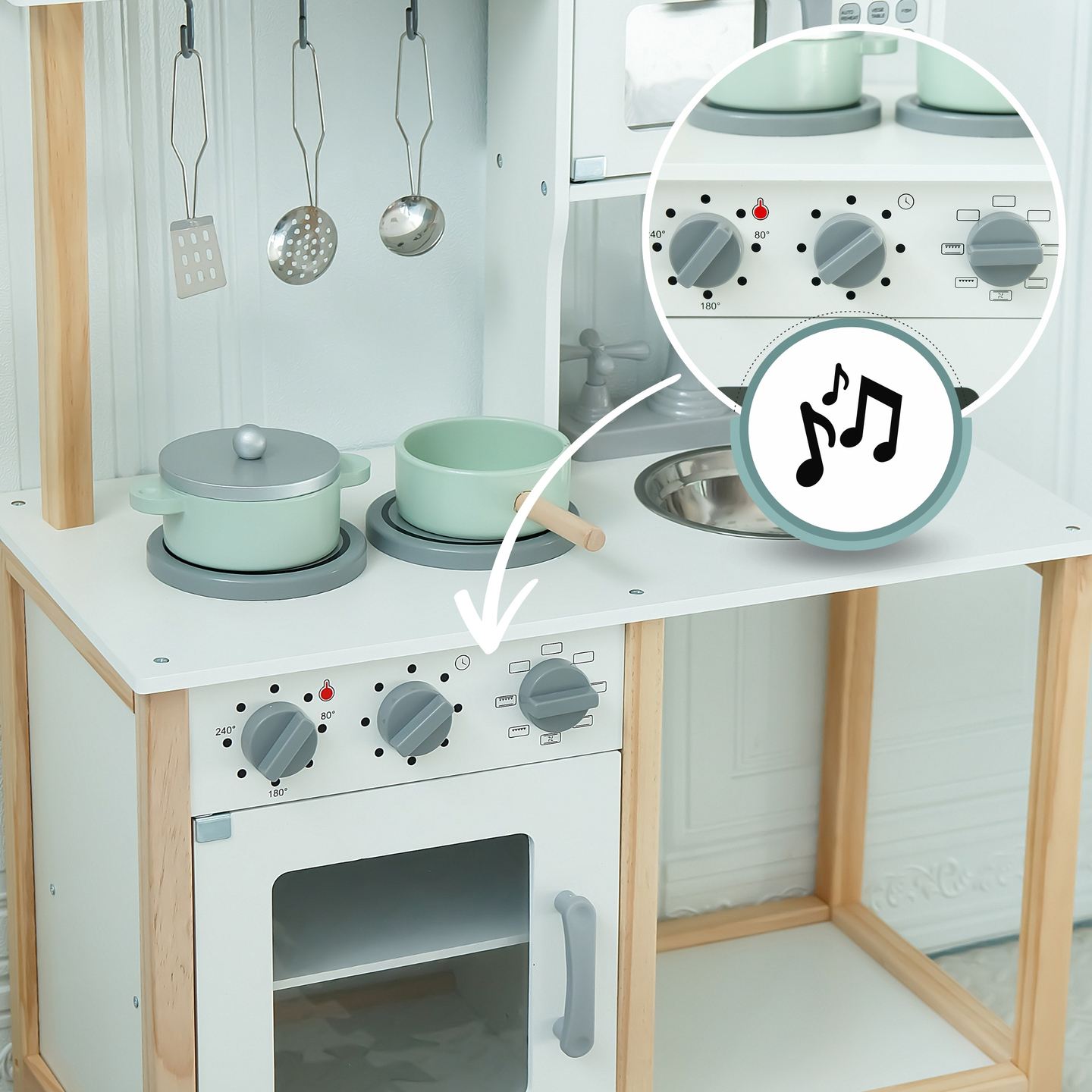 Cocina infantil de madera con microondas