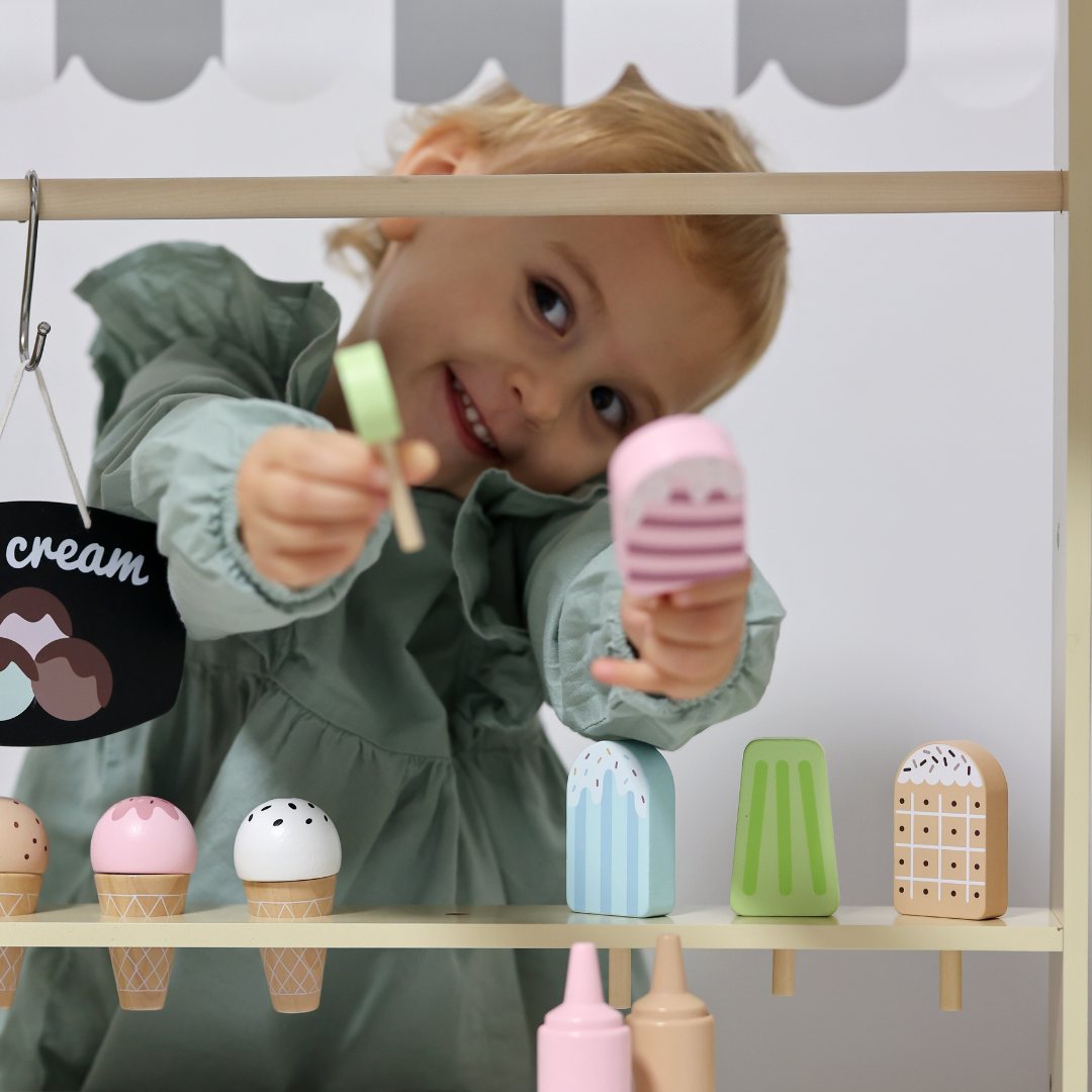Heladería de madera con ruedas - carrito de helados