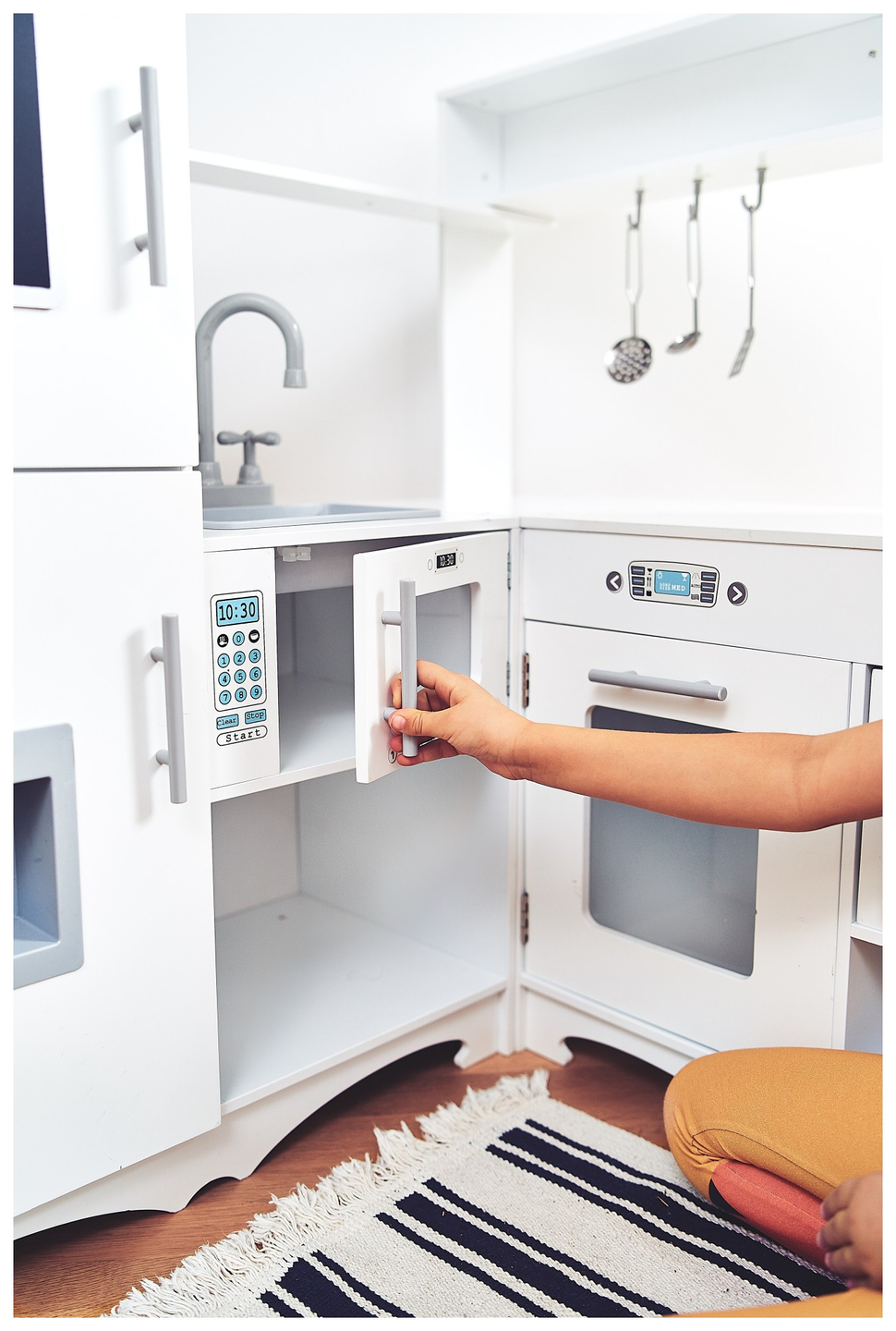 Cocina esquinera de madera XXXL con frigorífico, horno, lavadora, delantal y accesorios.