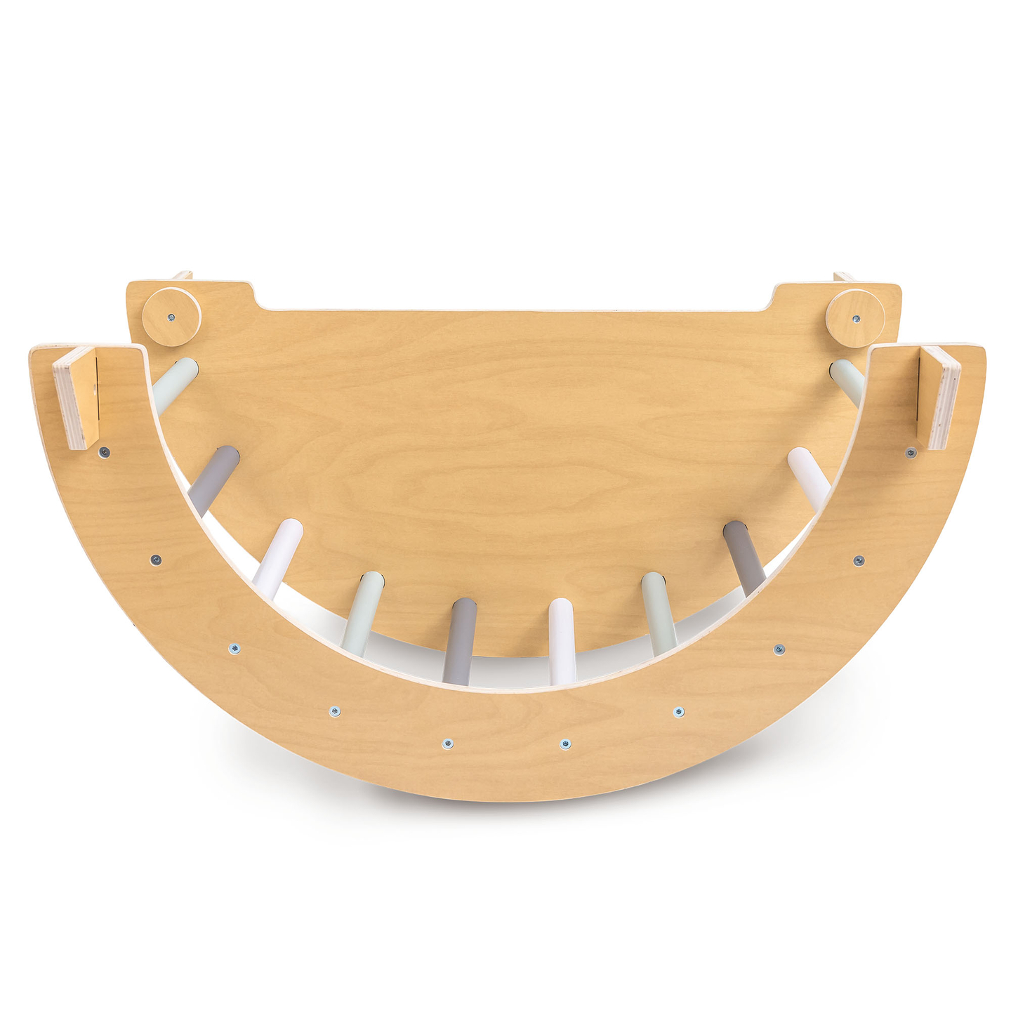 Parque infantil interior de madera con muro de escalada, tobogán, arco de escalada/balancín y triángulo de Pikler.