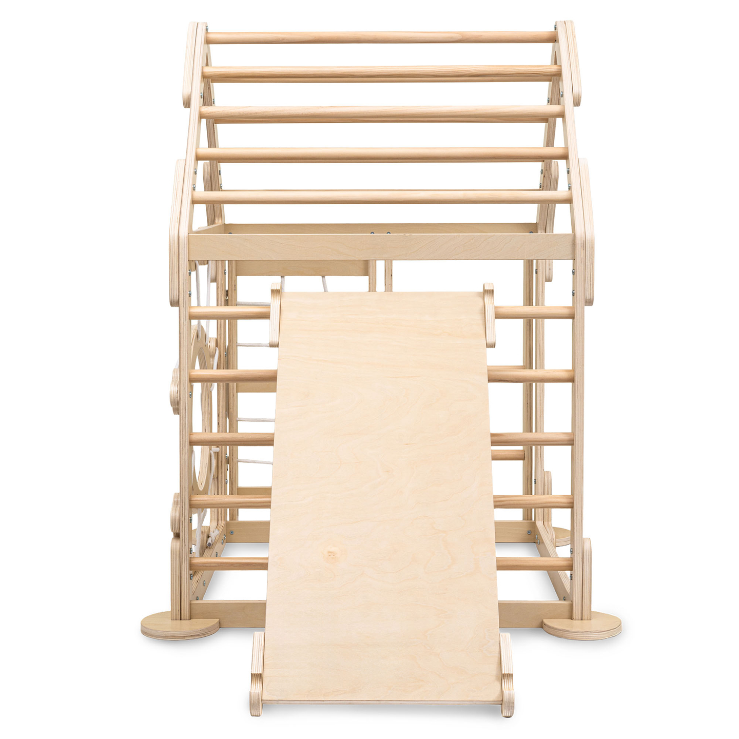 Parque infantil interior de madera: una casa con escaleras y tobogán.