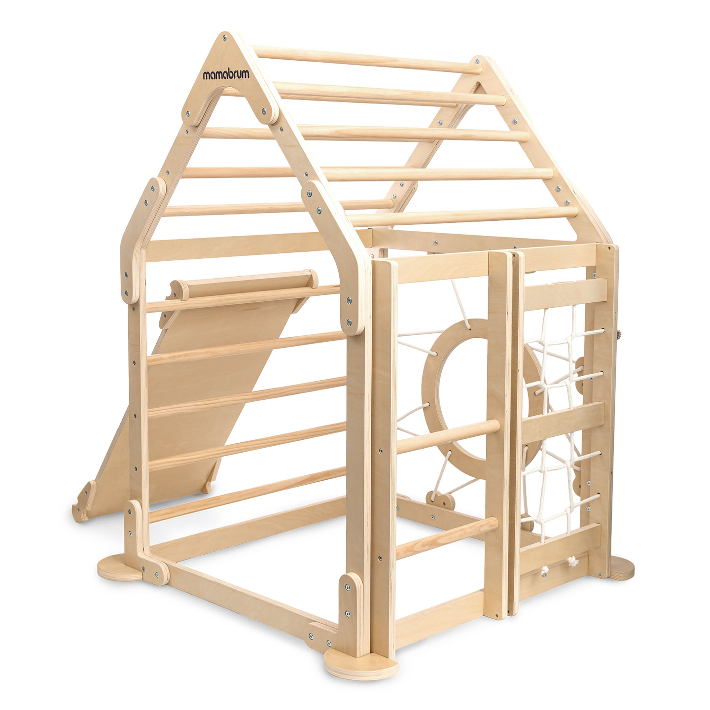 Parque infantil interior de madera: una casa con escaleras y tobogán.