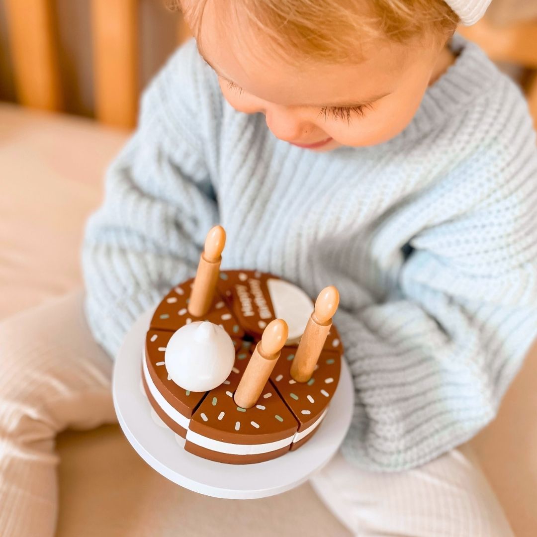 Pastel de cumpleaños de madera para cortar.