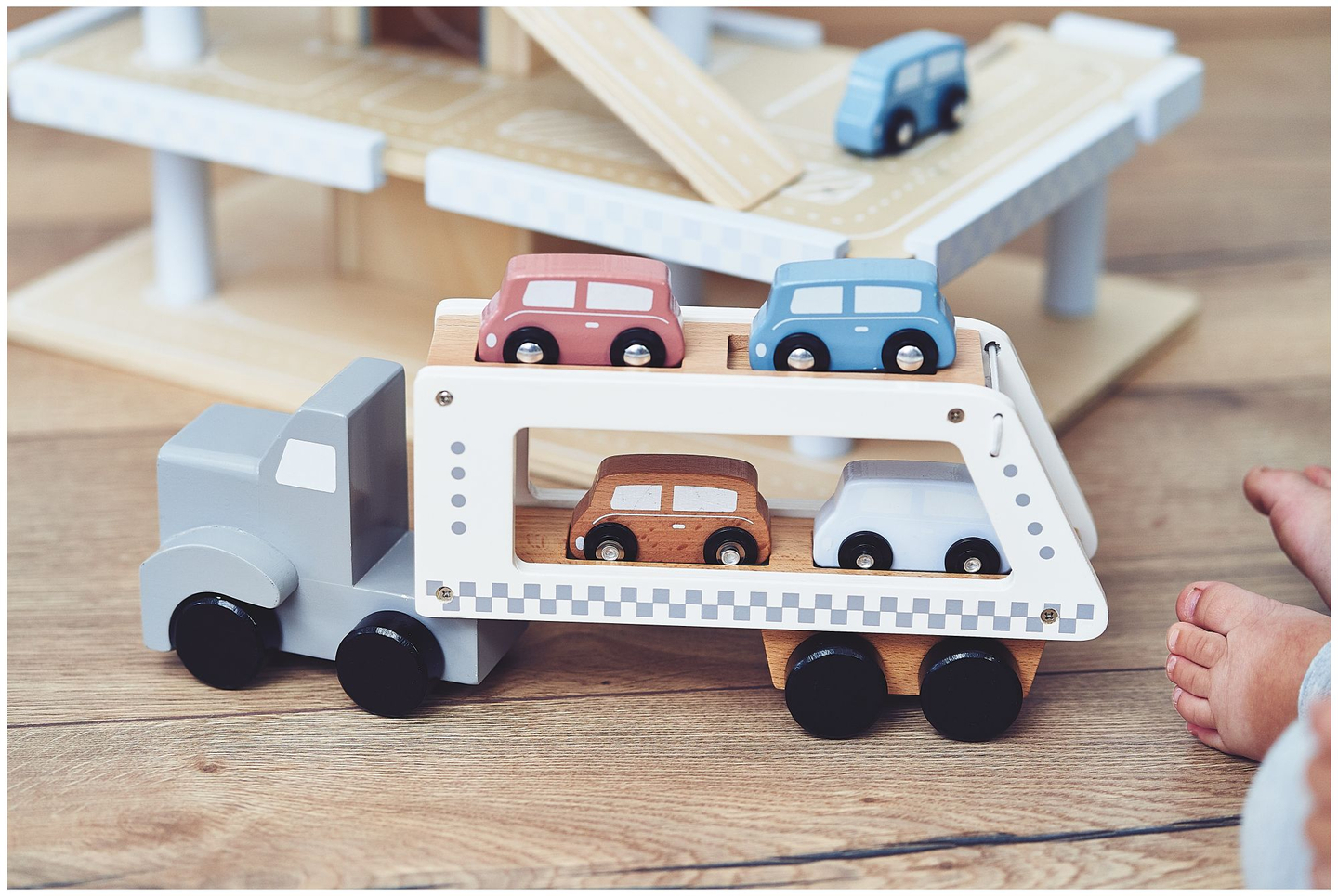 Camión de madera - semirremolque con 4 coches.